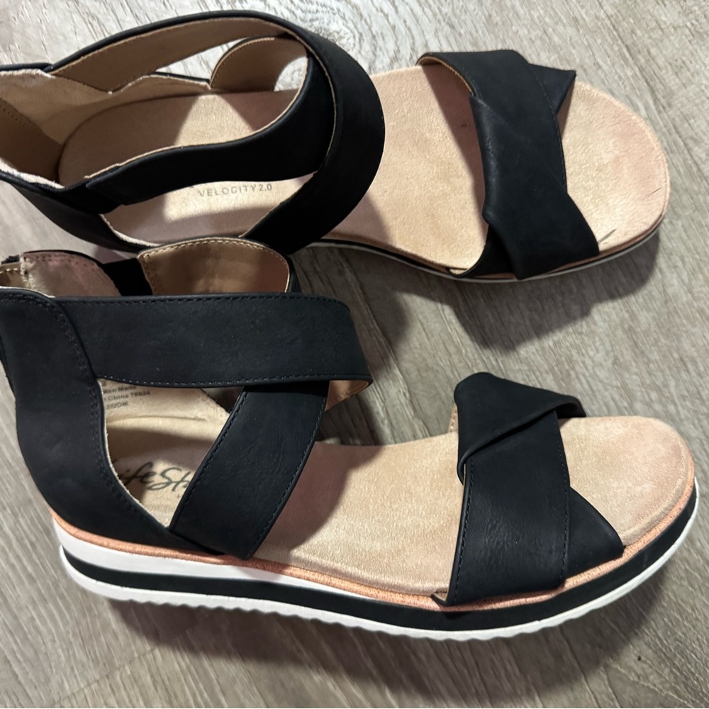 Women’s size 9 Wide Life Stride Black Sandals - Picture 2 of 3